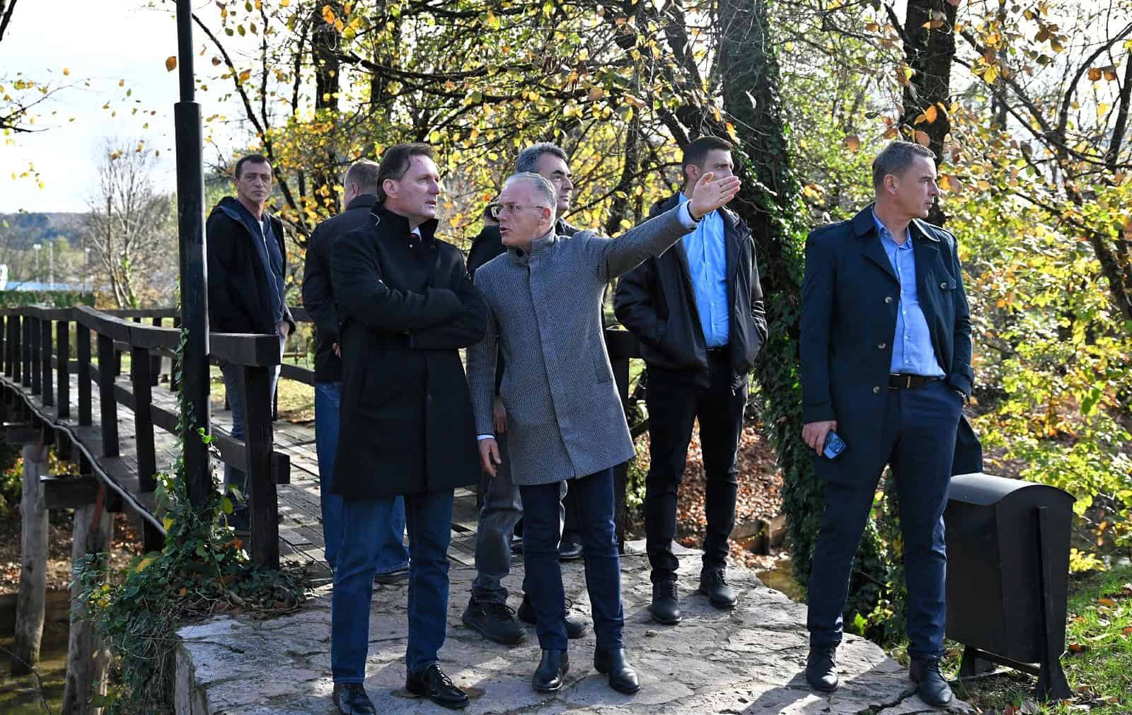 Krušnica prirodno okruženje, sastanak u prirodi, lideri i stručnjaci u razgovoru na otvorenom.