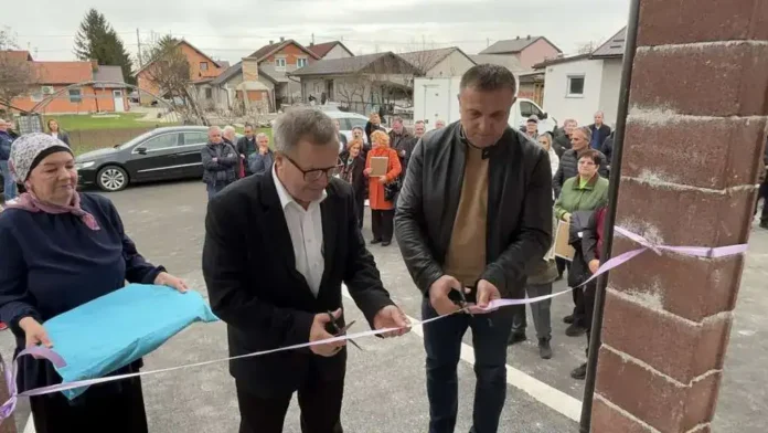 Krušnica, ceremonija otvaranja novog objekta u Krušnici, prisustvo lokalnih stanovnika i zvaničnika.