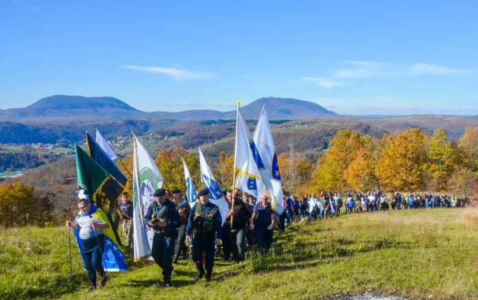 Krušnica planina, pješačenje planinara, priroda, ljetni pejzaž.