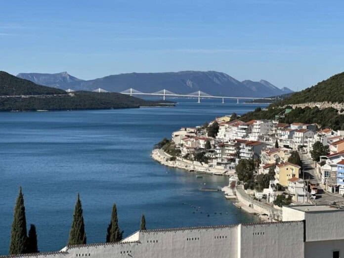 Krušnica, mirno okolno selo uz jezero i most u pozadini, idealno za odmor i prirodne ljepote.