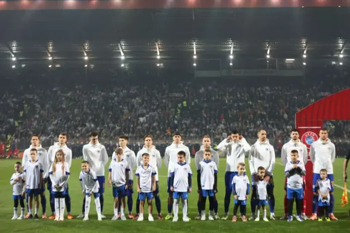 Mladi fudbaleri FK Krušnica na terenu, priprema za utakmicu, sportski trening, fudbal, fudbalski tim, utakmica, stadion.