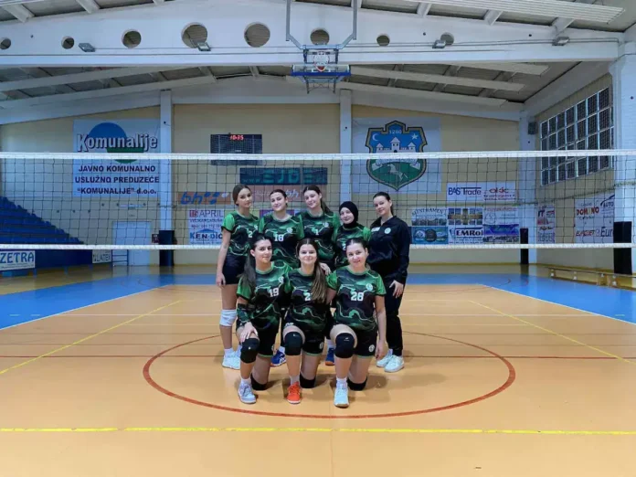 Krušnica ženska odbojkaška ekipa u sportskoj sali.
