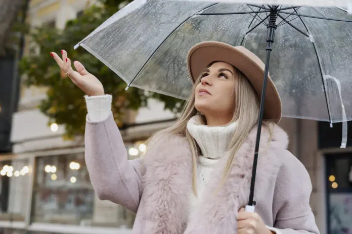 Kišobran za kišu u gradu, žena sa kišobranom na ulici, zima ili kiša, elegante modne dodatke.