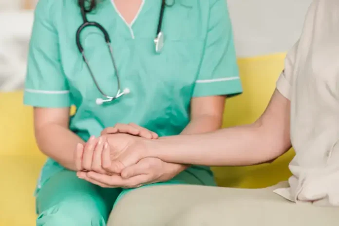 Pružanje ruku medicinska sestra i pacijent, zdravstvo, briga, medicinska pomoć.