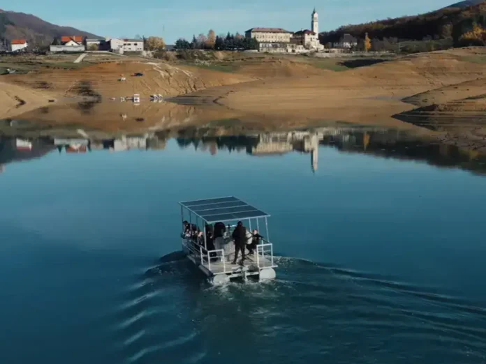 Mala slika Krušnica rijeka u Bosni i Hercegovini sa brodom na vodi.