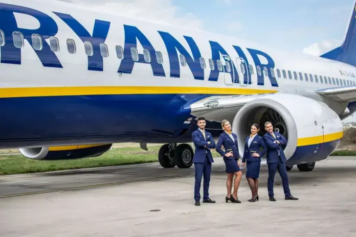 Ryanair avion sa stjuardesama ispred aviona na pisti.