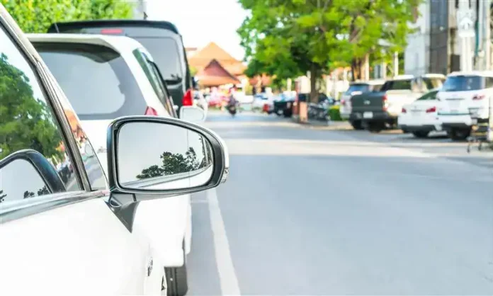Parking na ulici u centru grada, automobili parkirani uz trotoar u Bošni.
