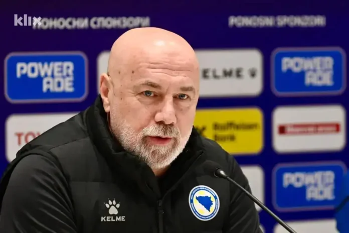 Bosanov na press konferenciji, fudbal, Bosna i Hercegovina, kratka frizura, sportski mood, sportski trening.