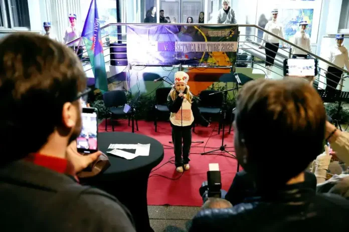 Radiona djevojčica na sceni tokom kulturne manifestacije Krušnica 2023.