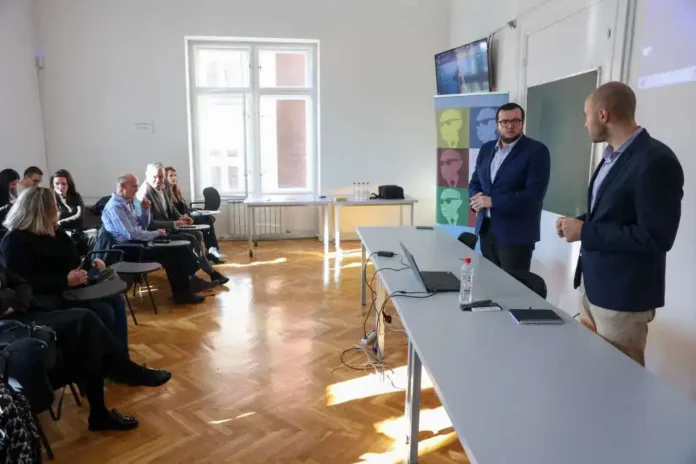 Moderatori na prezentaciji u učionici, fokus na edukaciju i interakciju.