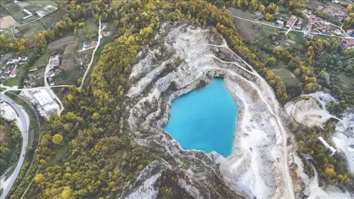 Krušnica planinsko jezero okruženo šumama i prirodom.