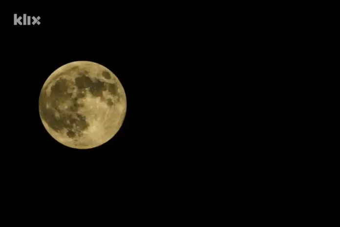 1. Puna Mjesec u noći, astronomija, Luna, nebo.