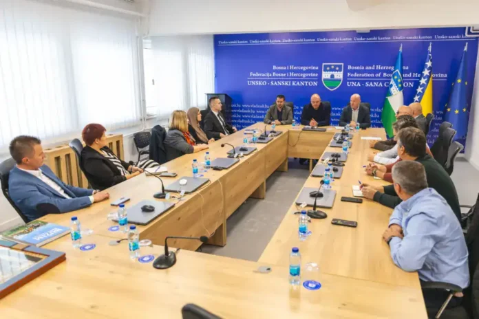 Urusni sastanak u prostoriji sa predstavnicima UNSKO, Bosna i Hercegovina, u favoriziranom poslovnom okruženju.