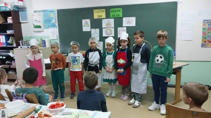 Kušnja, djeca u ulozi kuhara i pekara tokom edukativne radionice u učionici.