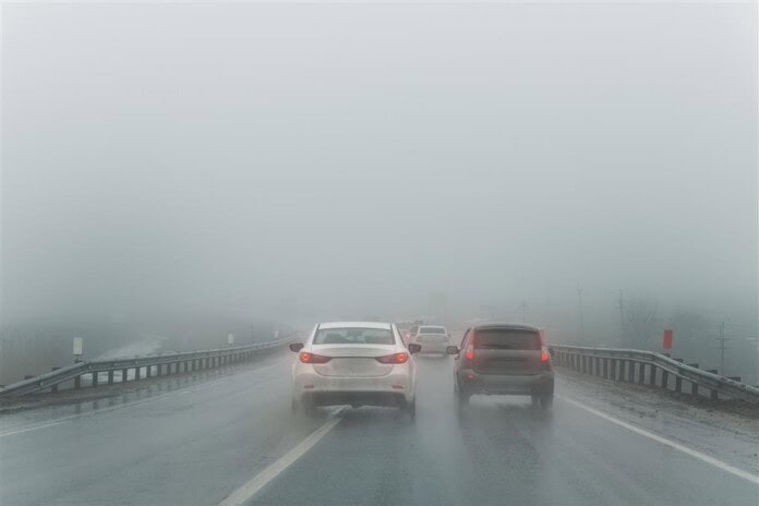 Mgla i kiša na auto-putu u Krušnici, vožnja po mokroj cesti, zimski uslovi.