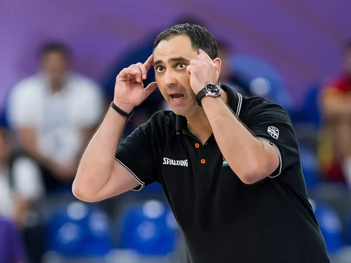 Uzrujani trener tokom utakmice, sportska atmosfera, profesionalni trener u akciji.