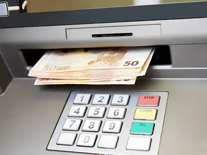 50 eура banknote u novčanom automatu.