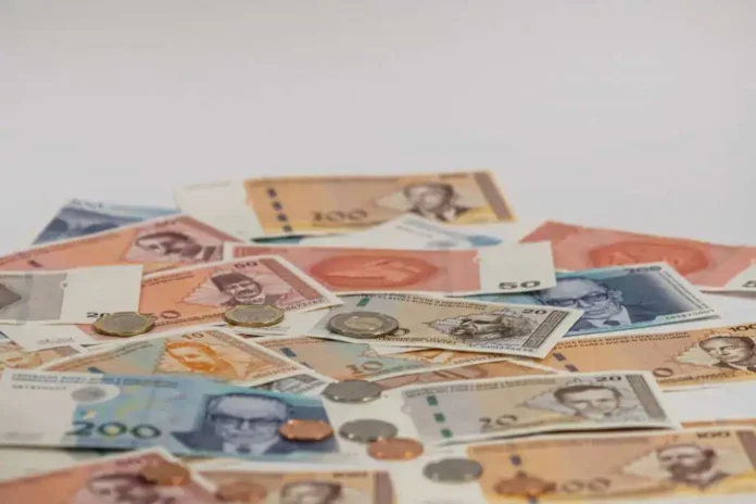 Različite valute novčanica i kovanica, finansijska sredstva, ekonomija, novac.