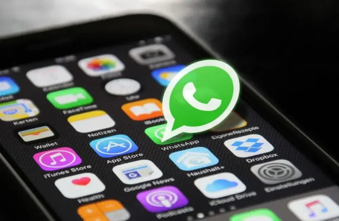 WhatsApp logo na mobilnom telefonu, komunikacija, besplatne poruke, tehnologija, aplikacija.