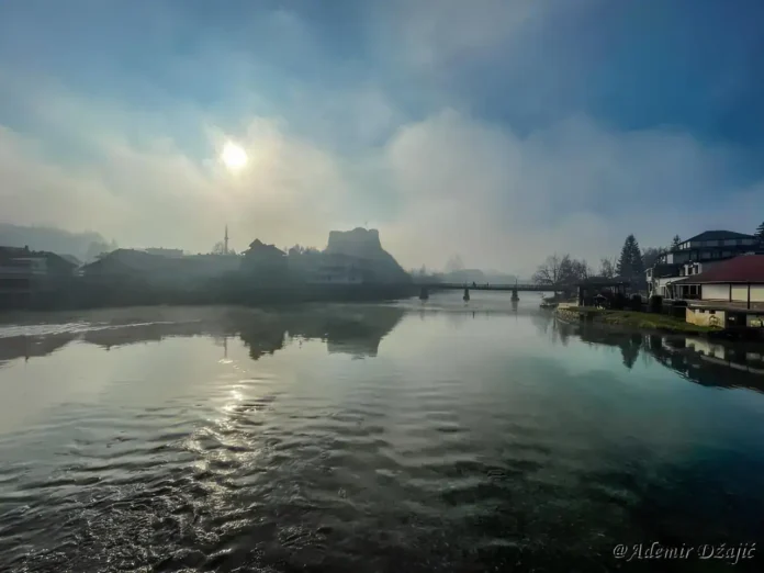 Maglovito i prohladno jutro u Bosanskoj Krupi