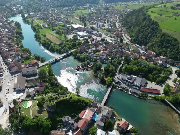 Uživajte u sunčanom prijepodnevu u Bosanskoj Krupi. Očekuje se vedro vrijeme, savršeno za boravak na otvorenom.