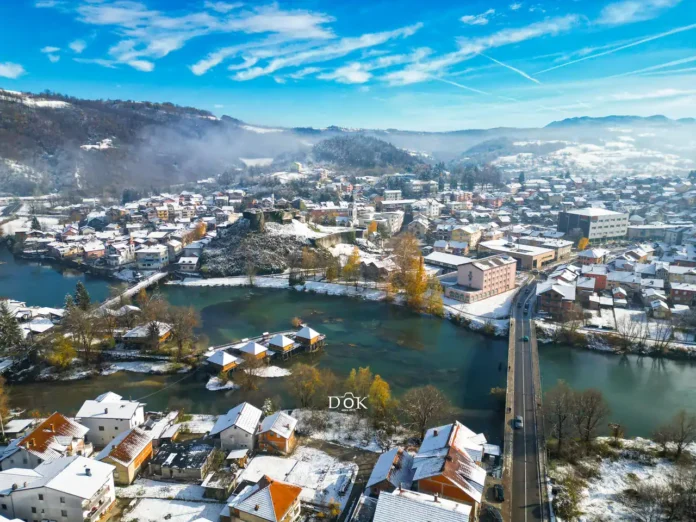 Oblačno i kišovito poslijepodne u Bosanskoj Krupi donosi slabu kišu i umjeren vjetar uz zadržavanje oblačnog vremena.