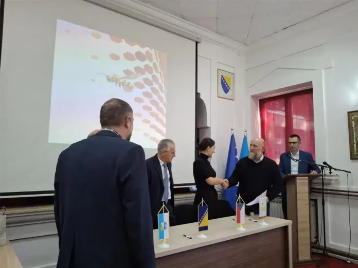 Preuzimanje opreme za pčelartsvo projekat Češke razvojne agencije