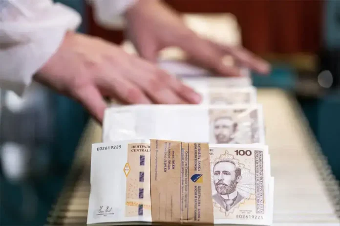 Podaci o prosječnoj neto plati u BiH otkrivaju rast od 9,5 posto. Finansijski sektor i dalje nudi najviše plate.