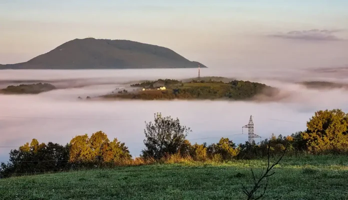 Pogled sa Ostružnice na Bosansku Krupu u magli