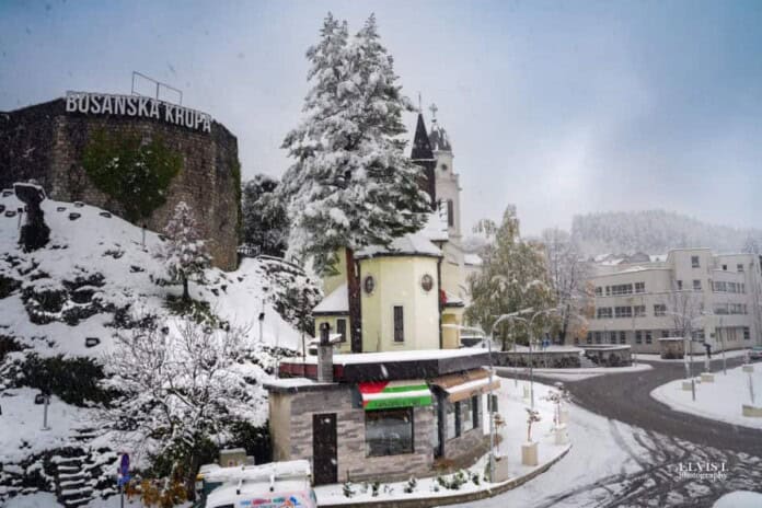 Trenutna situacija u Bosanskoj Krupi: snijeg, niske temperature i upozorenja na vjetar. Informacije o vremenu.