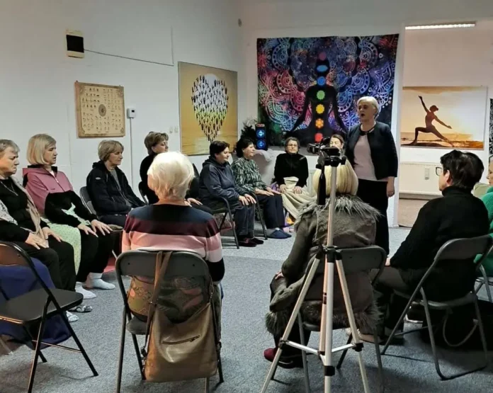 Snimak grupnog druženja u Udruženju HUSUN uz poziv na zajedničke aktivnosti i promociju kulturnih vrijednosti.