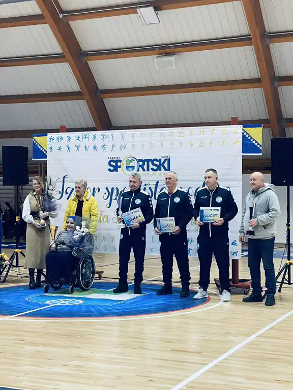 Osobe na takmičenju u sportskom centru Krušnica, sa osobom u invalidskim kolicima.