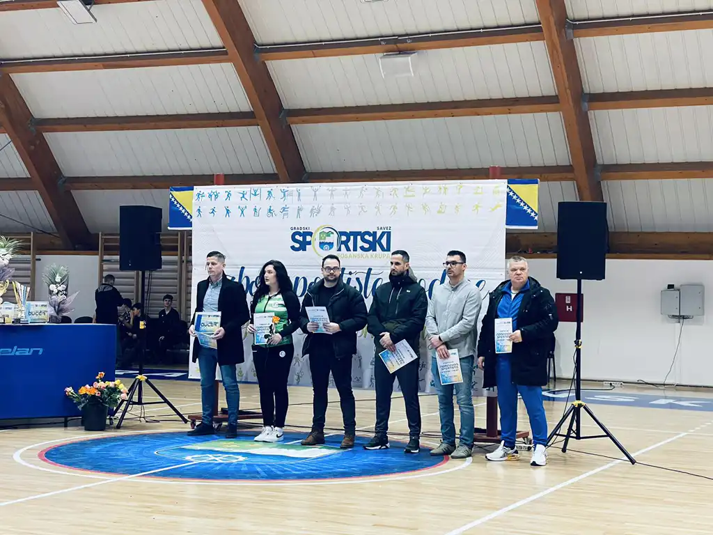 Grupa ljudi na takmičenju u sportskom centru Krušnica.