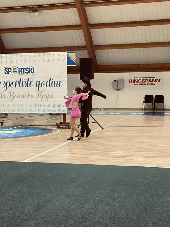 Djevojčice i trener na plesnom takmičenju u sportskom centru Krušnica.