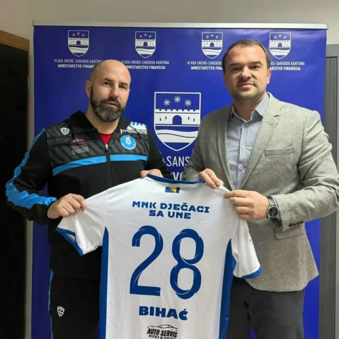 1. Dodavanje FIFA nogometne dresove u službenom protokolu radionica u Bihacu.