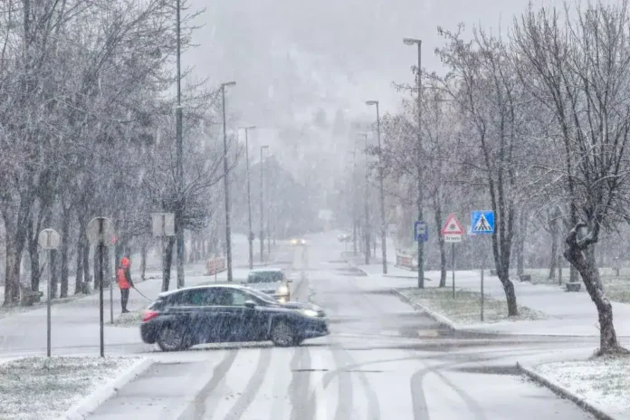 Sutra oblačno vrijeme sa kišom u Hercegovini, kišom i snijegom u Bosni