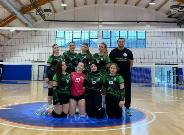 Odbojkarski tim Krušnica na utakmici u sportskoj dvorani.