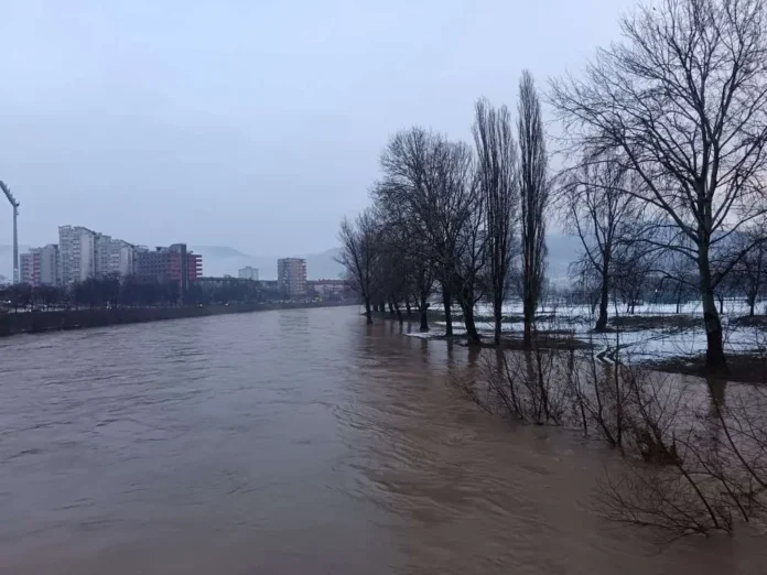Obilne poplave rijeke Krušnice u gradskom području tokom kišnog perioda.