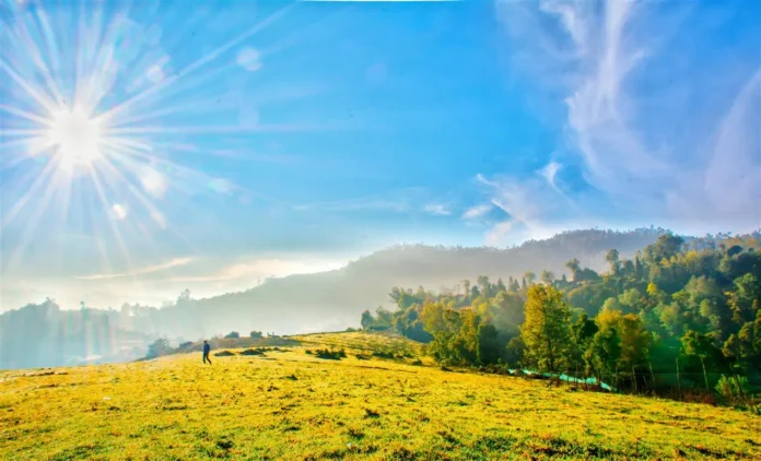 Sunshine nad krajinom Krušnice, prelijepa priroda i zelene šume.