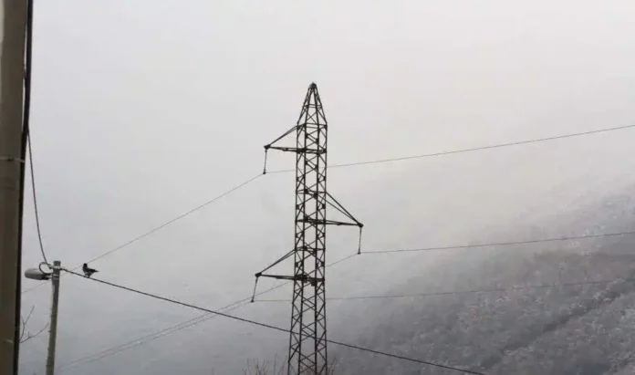 Ekipe EPBiH rade na otklanjanju kvarova i normalizaciji snabdijevanja električnom energijom u Tuzlanskom kantonu.
