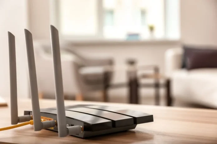 WiFi router na stolu, optimalno mjesto za snažnu internetsku vezu.