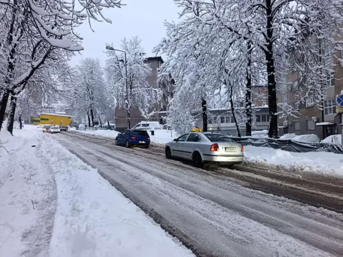 Stanje na putevima u BiH otežano, posebno u zapadnim i planinskim krajevima