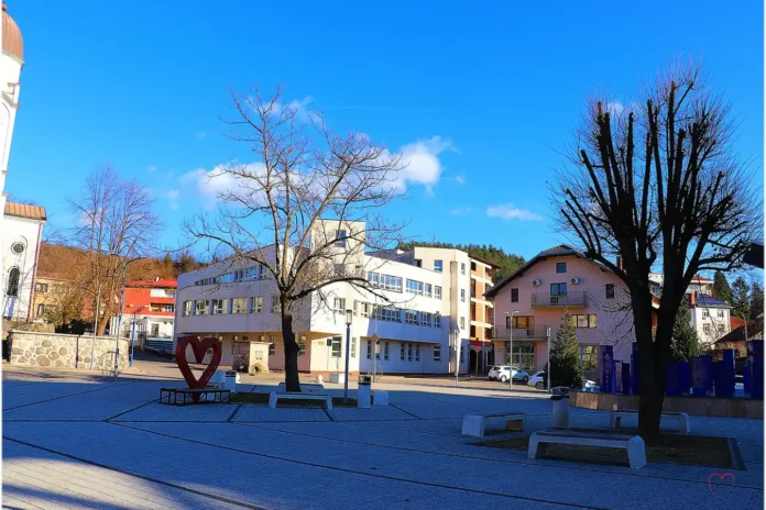 Hladno i pretežno oblačno prijepodne u Bosanskoj Krupi, uz stabilan atmosferski pritisak i dobru vidljivost.