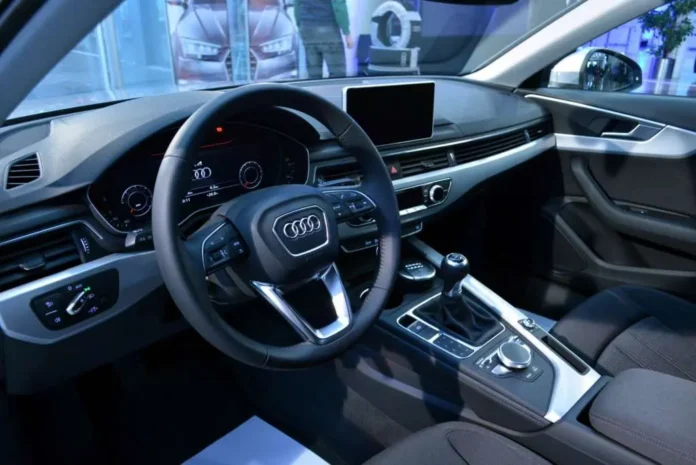 Vozilo Audi u unutrašnjosti, moderni dizajn i napredna tehnologija, savršeno za putovanja i urban život.