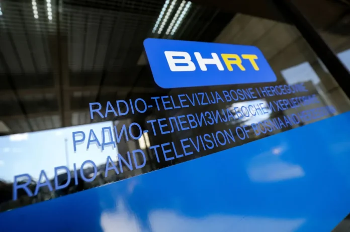 Logo BHRT Radio Televizije Bosne i Hercegovine na zidu.