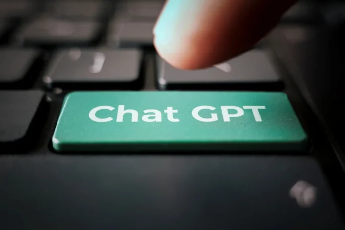 Prst pritiska na tipku Chat GPT na laptopu, simbol tehnologije i komunikacije.