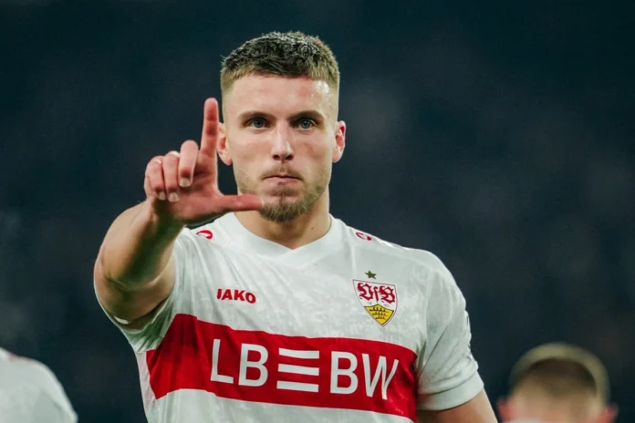 Lik: Athletic young man in soccer jersey pokazuje igrački gest na terenu.
