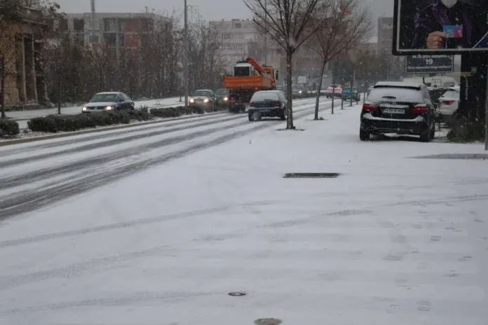 Snijeg na cesti u Bosni, prolaz je mokar od slabog snijega u kolovozu.