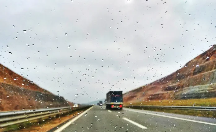 Vožnja kroz kišnu Krušnicu, oblačno vrijeme, rijeka i priroda, sigurnost na putu, Hrvatska, Bosna i Hercegovina.