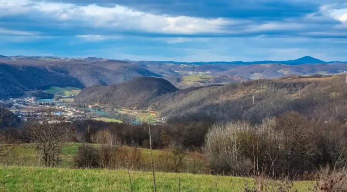 Visoko planinsko područje Krušnica, šumski pokrivač i maglovite brdovite krajeve.